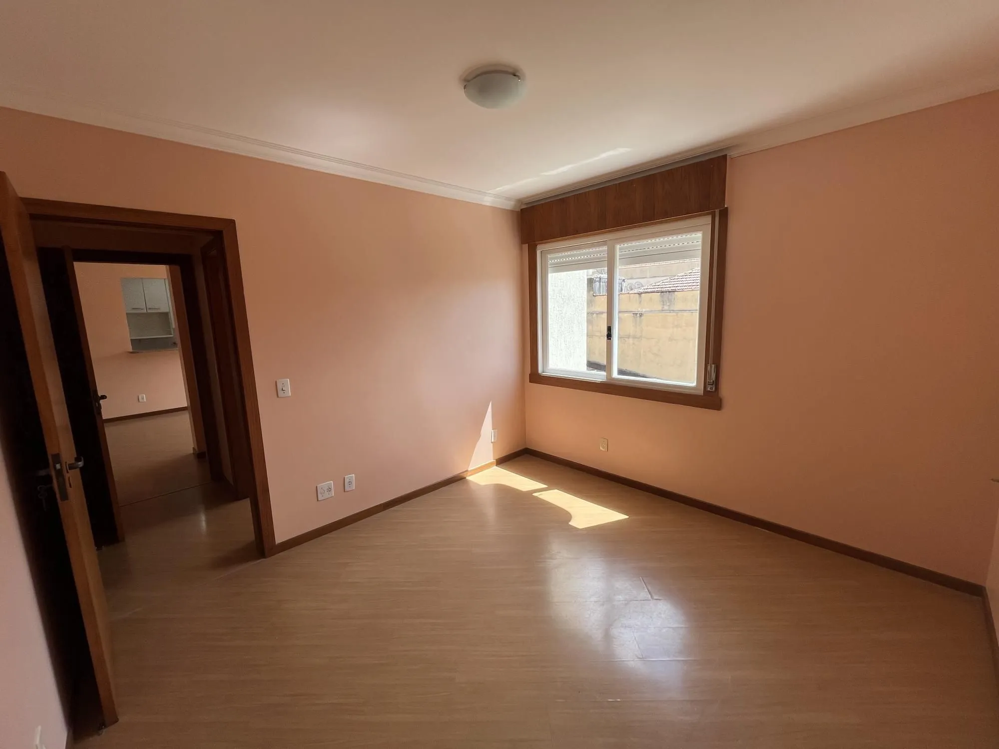 Imagem Apartamento de dois quartos, suíte e uma vaga de garagem no bairro Menino Deus