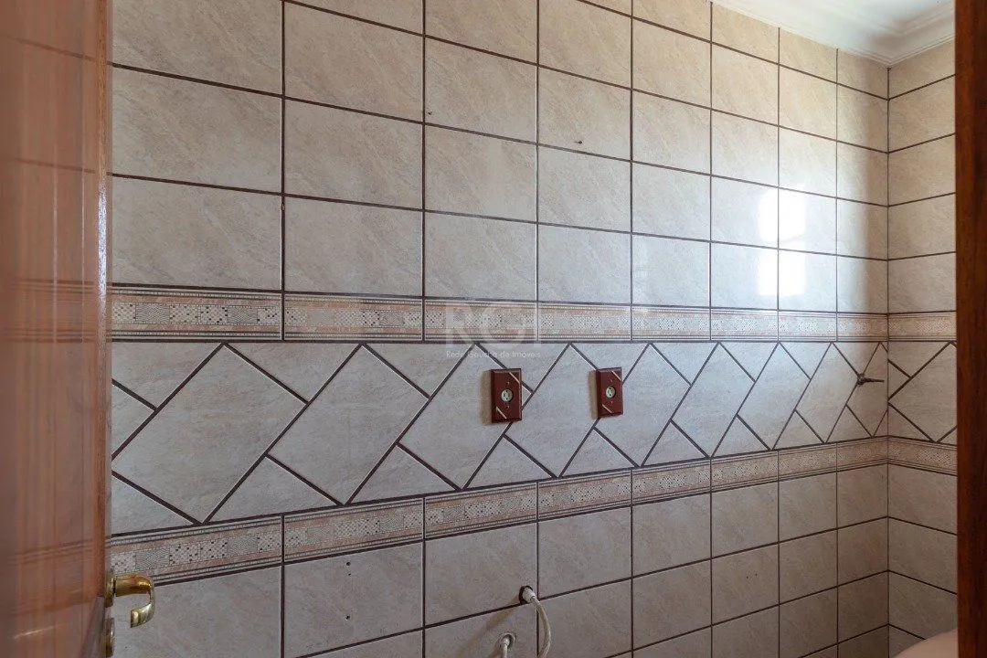 Imagem Casa para Venda - 460m², 4 dormitórios, sendo 1 suites, 4 vagas - Cristal