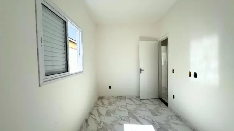 Imagem Casa térrea com 2 dormitórios sendo 1 suite. O imóvel está em condomínio fechado, proporcionando mais segurança e conforto aos moradores, você encontra á venda na Imobiliaria Consulte Imoveis.