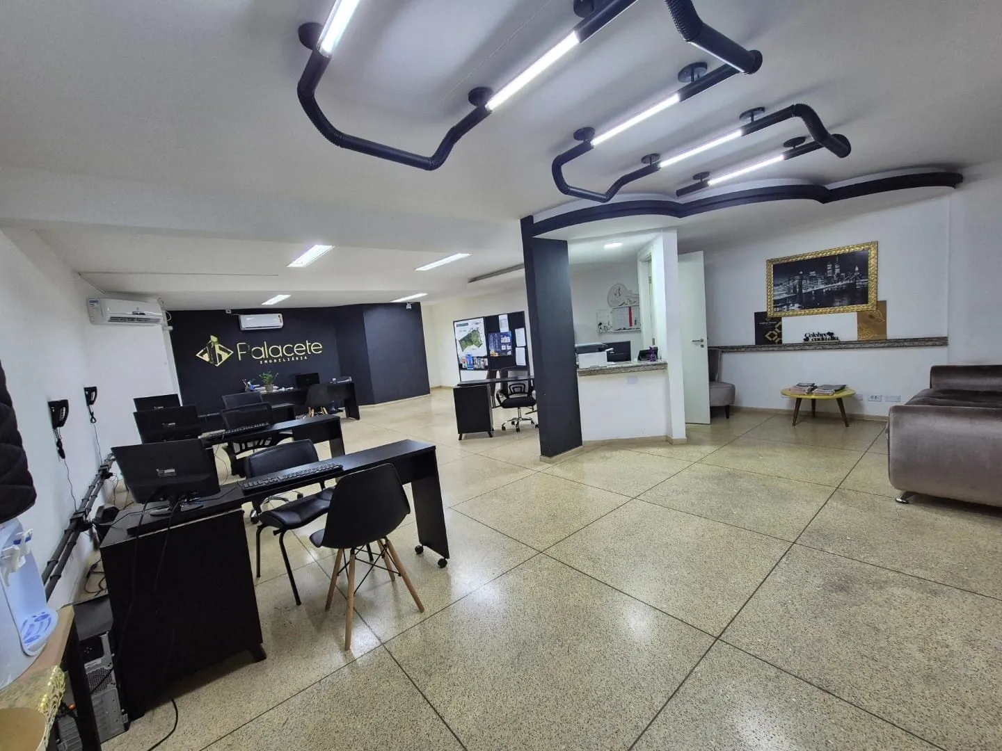 Imagem Amplo e Funcional Ponto Comercial no Térreo do Edifício Vieira Santos no Centro, Próximo a Tudo o Que Você Precisa