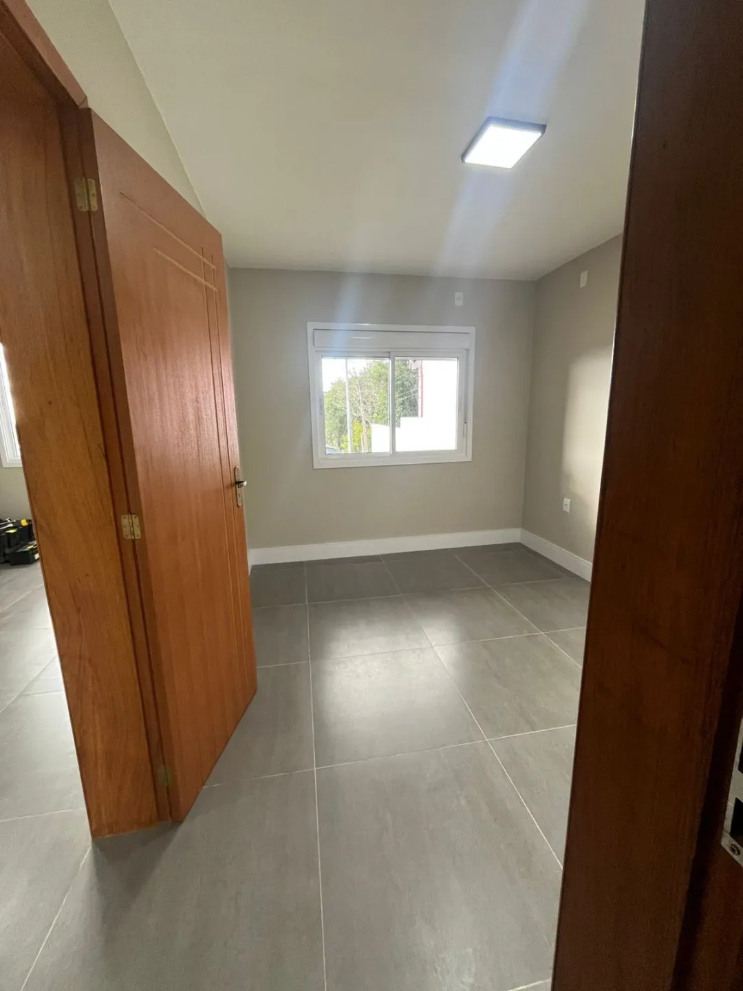 Imagem Casa Nova com Suíte, Lareira e Acabamento impecável