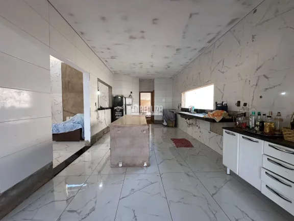 Imagem Casa à venda no Jardim do Lago, Uberaba: 4 dormitórios, piscina aquecida e hidromassagem