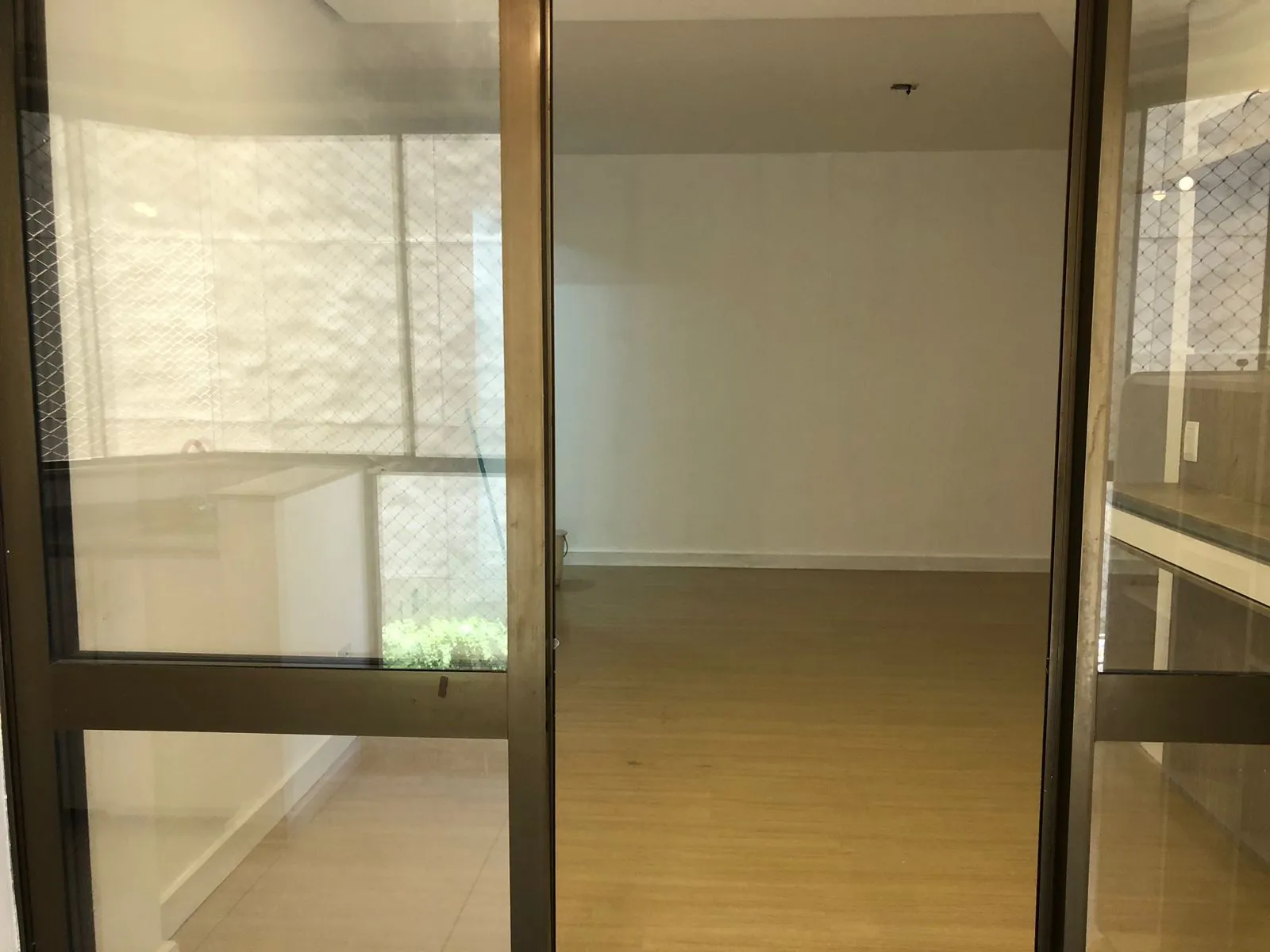 Imagem Vende ou aluga no bairro Menino Deus, com garagem, apartamento de 03 dormitórios, suíte, living 02 ambientes, com sacada e churrasqueira