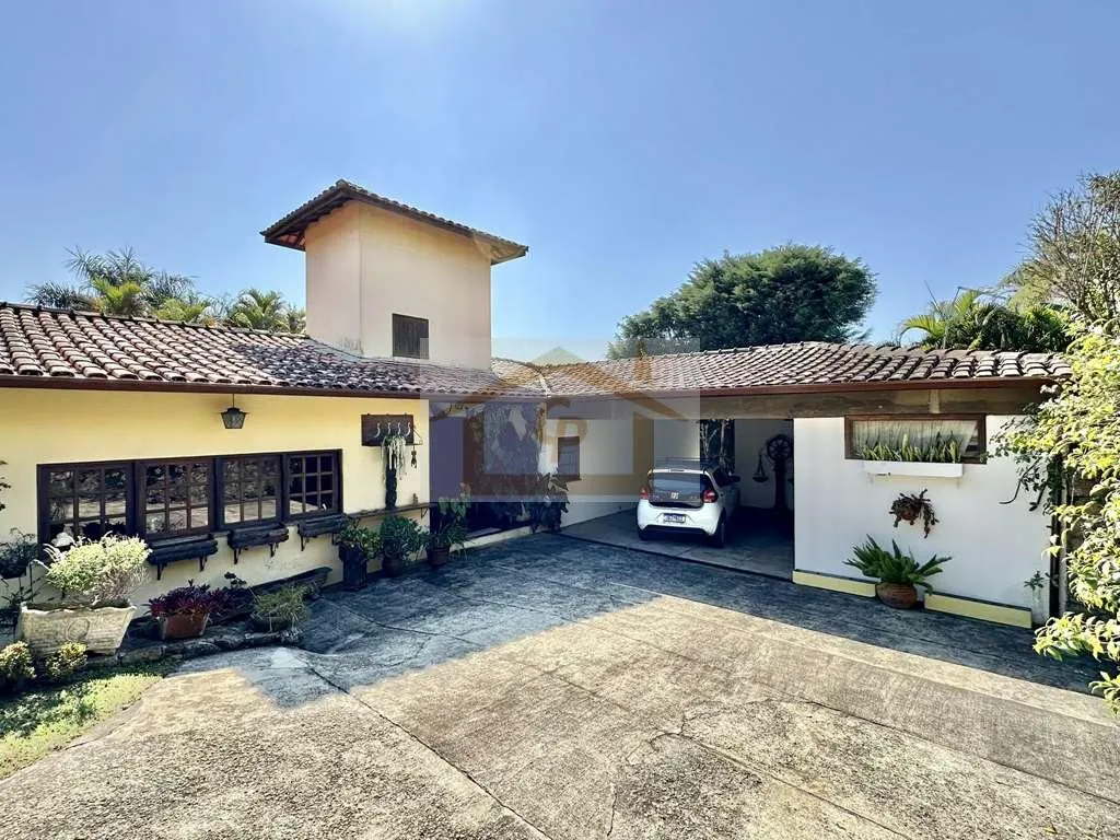 Imagem Rústica, TÉRREA em 4 lotes (1.880m²), 5 dormitórios / 3 suítes, piscina!
