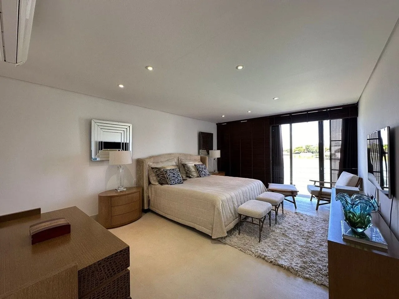 Imagem Venha conhecer essa incrível casa com 4 quartos, 4 suítes e 347,00 m2 de área construída.