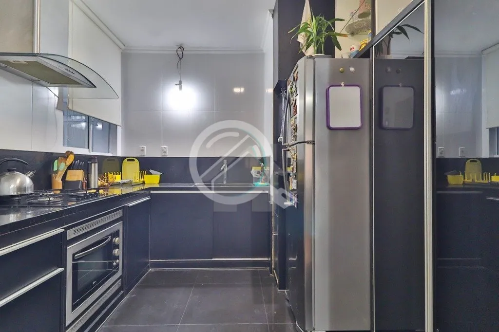 Imagem Apartamento com duas suítes e lavabo, cozinha montada com moves planejados de alto padrão, vaga de...