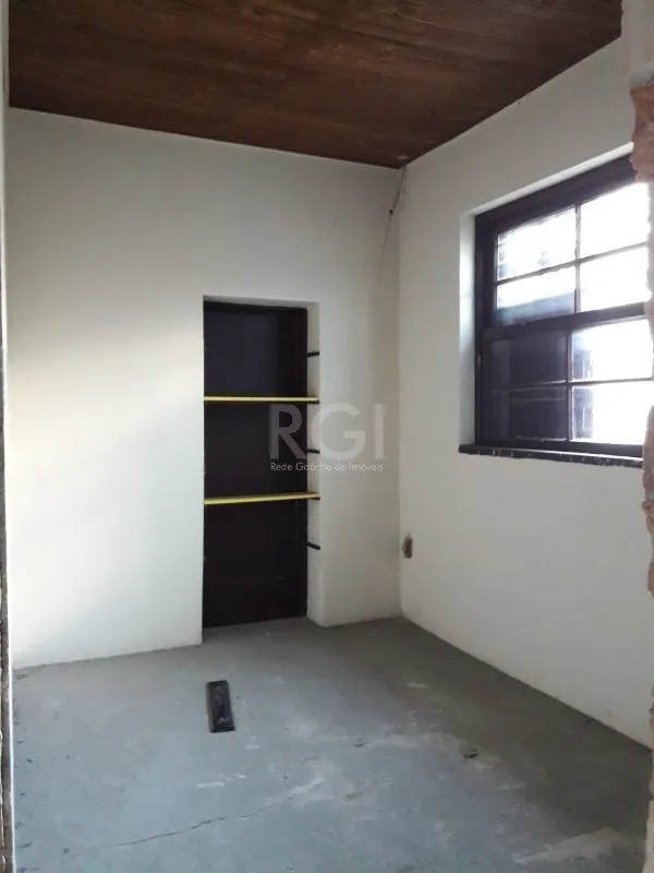Imagem na Assis Brasil, Casa para Venda - 220m², 3 dormitórios, 2 vagas - Passo da Areia