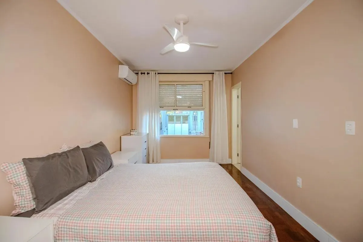 Imagem Casa Reformada com 5 Dormitórios e Amplo Pátio