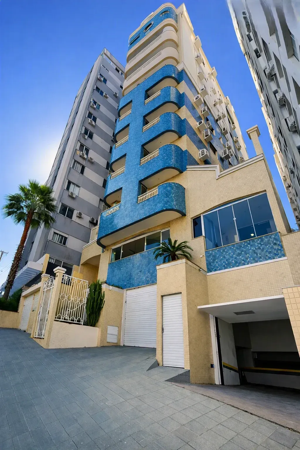 Imagem Apartamento com 2 Quartos à Venda, Locação ou Temporada, 68 m² em Centro - Florianópolis