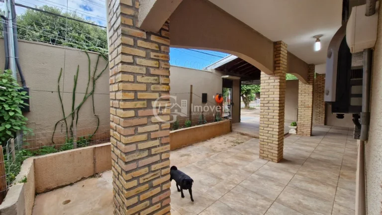 Imagem Você busca um imóvel que une conforto, espaço e potencial de investimento, essa casa no bairro Santo Antônio é a escolha ideal.