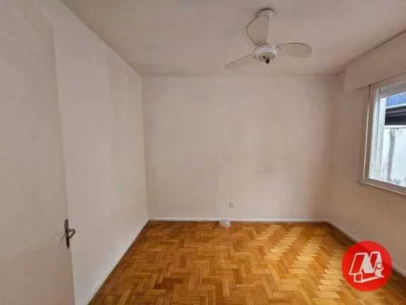 Imagem Apartamento 3 dormitórios (1 suíte). Dependência com wc auxiliar e sacada.