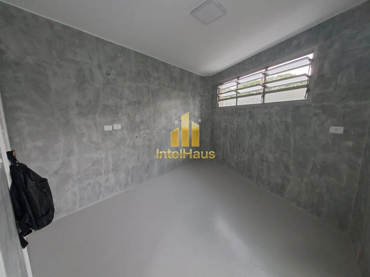 Imagem Apresentamos este excelente apartamento de frente no primeiro andar do Edifício Jalu. Situado na Ru...
