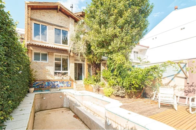 Imagem Casa para venda no bairro Chácara das Pedras em Porto Alegre