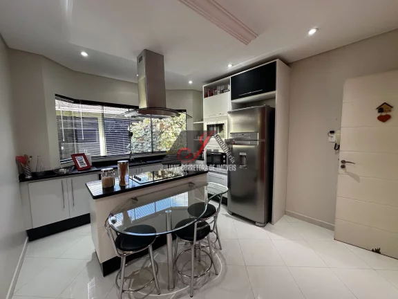 Imagem Casa Alto Padrão à venda, bairro Pinheirinho em Curitiba.