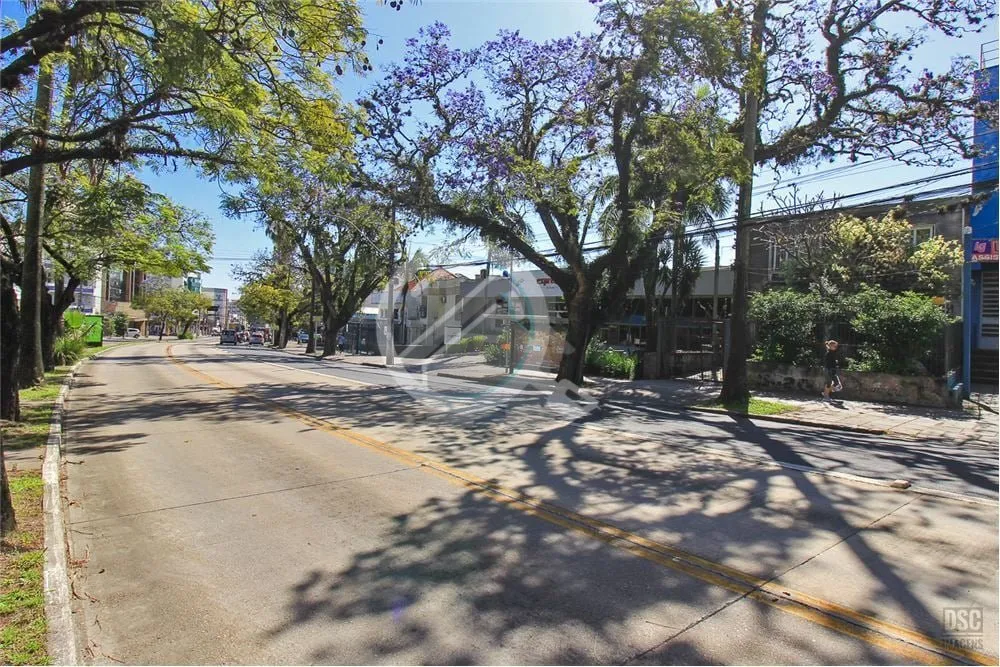 Imagem Sobrado com 262m² em terreno 8,60m x 24,00m na Av Protásio Alves, nas proximidades da Av. Monteneg...