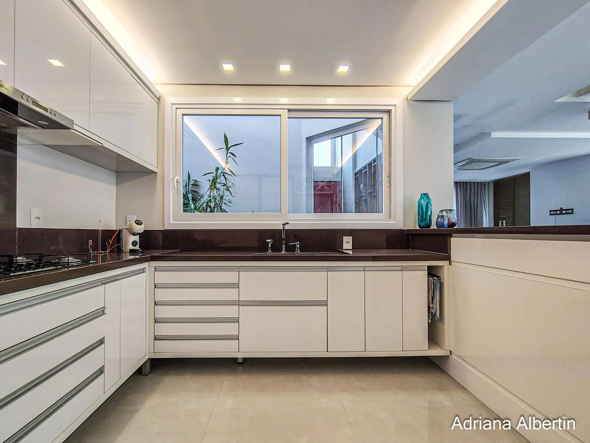 Imagem ALPHAVILLE PORTO ALEGRE | CASA COM FUNDOS PARA APP E ÁREA EXTERNA COMPLETA