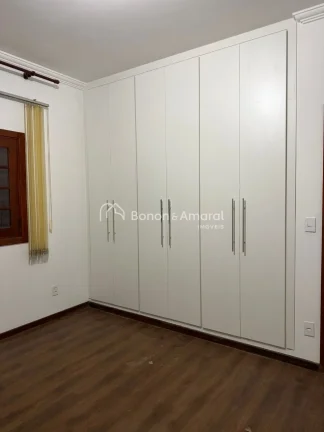 Imagem Ampla e confortável, esta excelente residência conta com 298m² de área construída, oferecendo e...