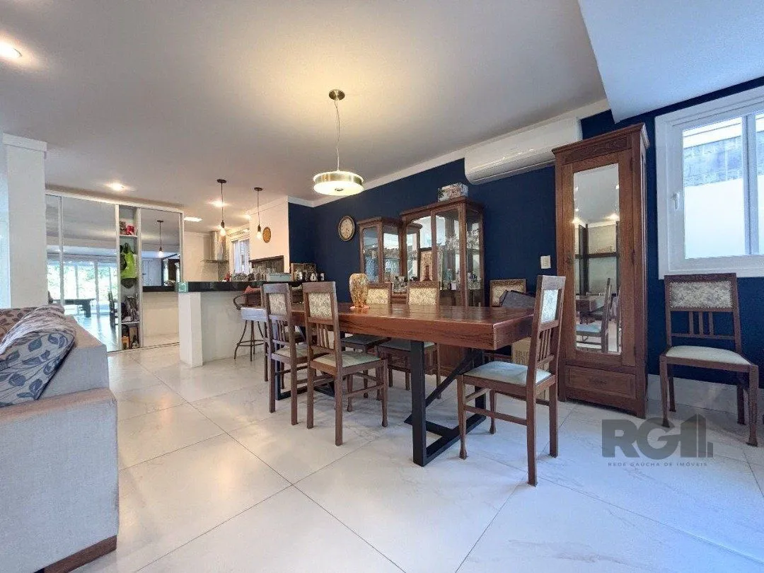 Imagem Casa em condomínio com pátio, piscina, 3 suítes e 2 vagas