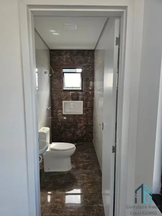 Imagem Sobrado em condomínio, amplo terreno, 03 quartos c/suíte, no Guabirotuba em Colombo -PR