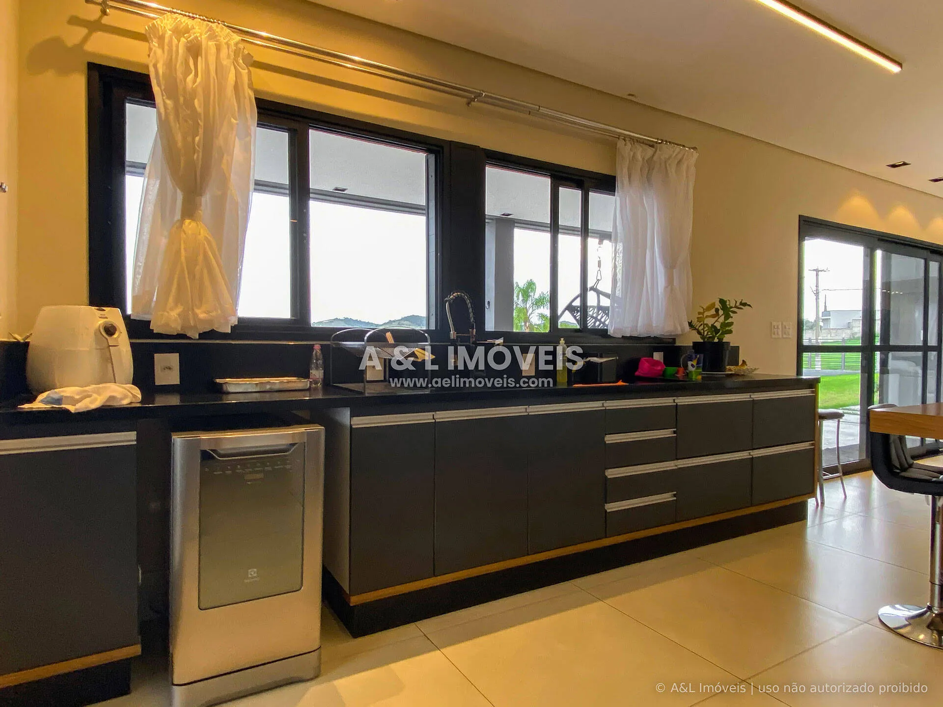 Imagem Mansão em Taubaté | Cond. Fechado, 568 m², 5 Suítes e Lazer