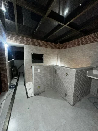 Imagem Apresentamos uma casa extraordinária, com 5 pavimentos e elevador, 3 suítes e uma master , toda climatizada, projetada com refinados toques de arquitetura e design de interiores assinados por Verônica Theodorico. Esta residência nova oferece um estilo de 