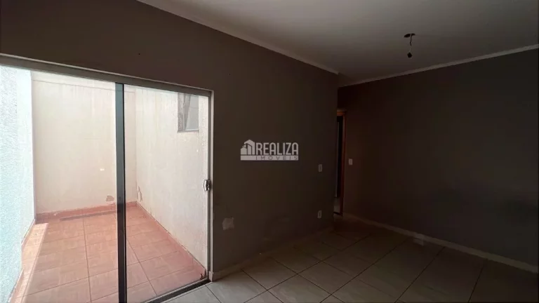 Imagem Casa Padrão para Alugar no Jardim Maracanã, Uberaba - 3 Dormitórios com Suíte e Churrasqueira na Varanda
