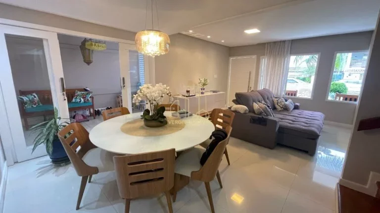 Imagem Excelente casa em condomínio fechado com três suítes e espaço gourmet a venda na Praia do Flamengo