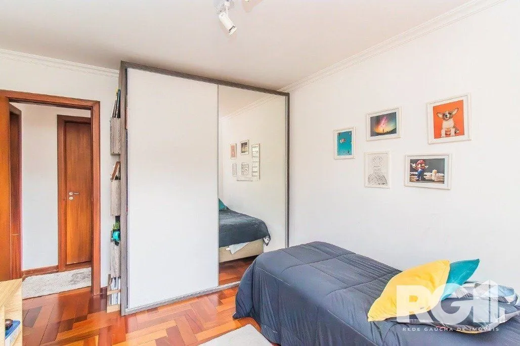 Imagem Casa espaçosa com 3 dormitórios, pátio com piscina e 4 vagas