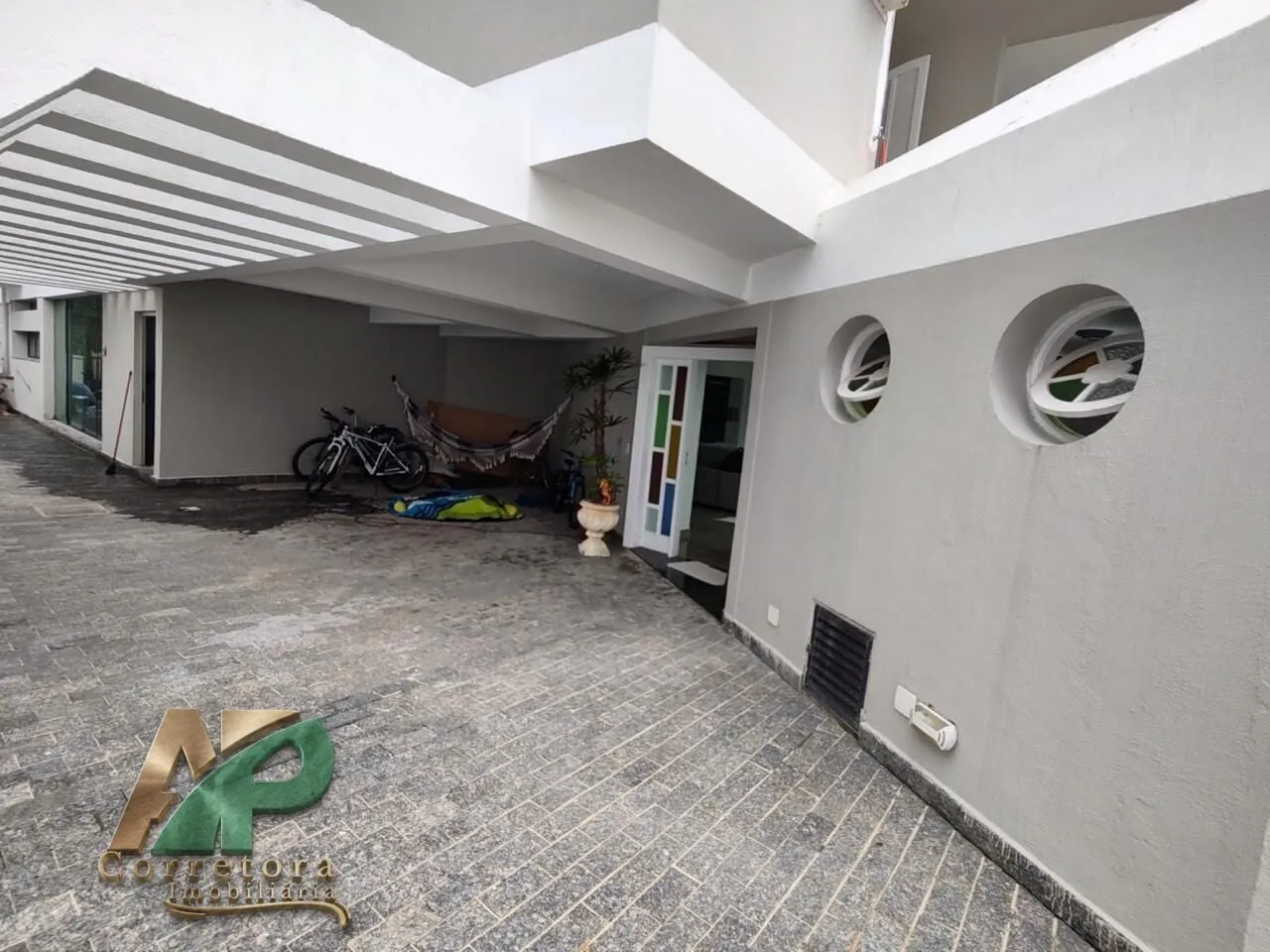 Imagem Mansão de Luxo à Venda no Condomínio Jardim Pernambuco II - Praia do Pernambuco, Guarujá | 4 Suítes, Piscina e Alto Padrão