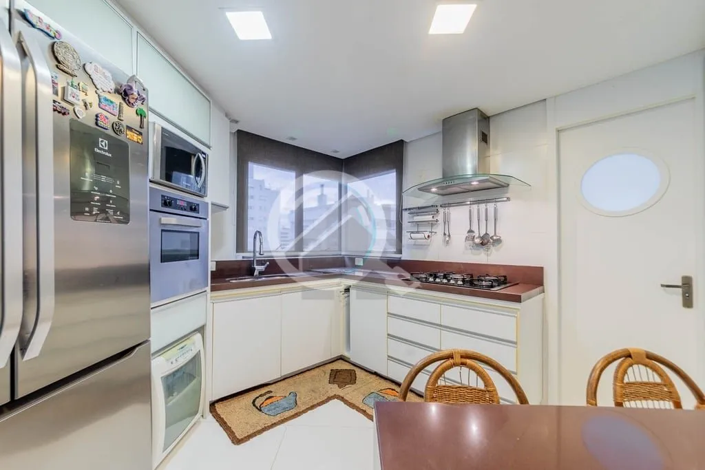 Imagem Apresentamos um sofisticado apartamento no bairro Petrópolis, com 266 m² de área privativa, ofere...