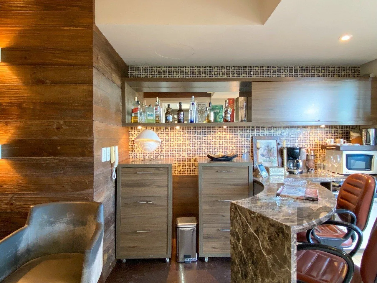 Imagem Sala mobiliada, com churrasqueira para happy hour e vista para o Guaíba