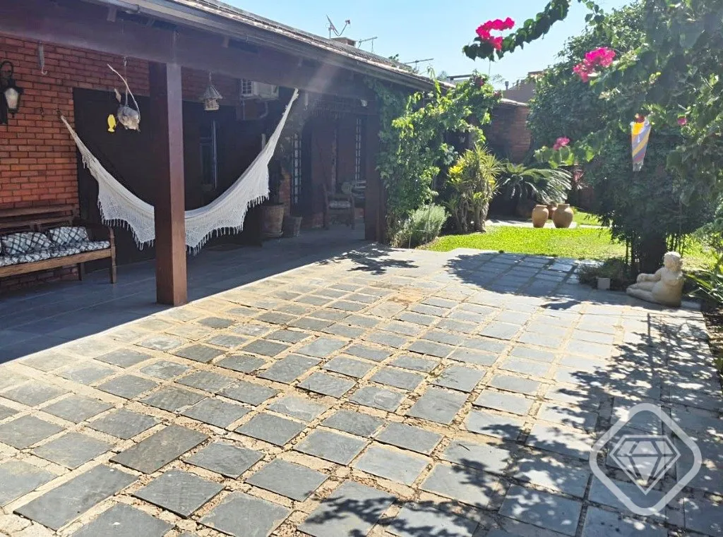 Imagem Casa em dois terrenos no bairro Guarujá, localizada em rua silenciosa, com excelente orientação s...