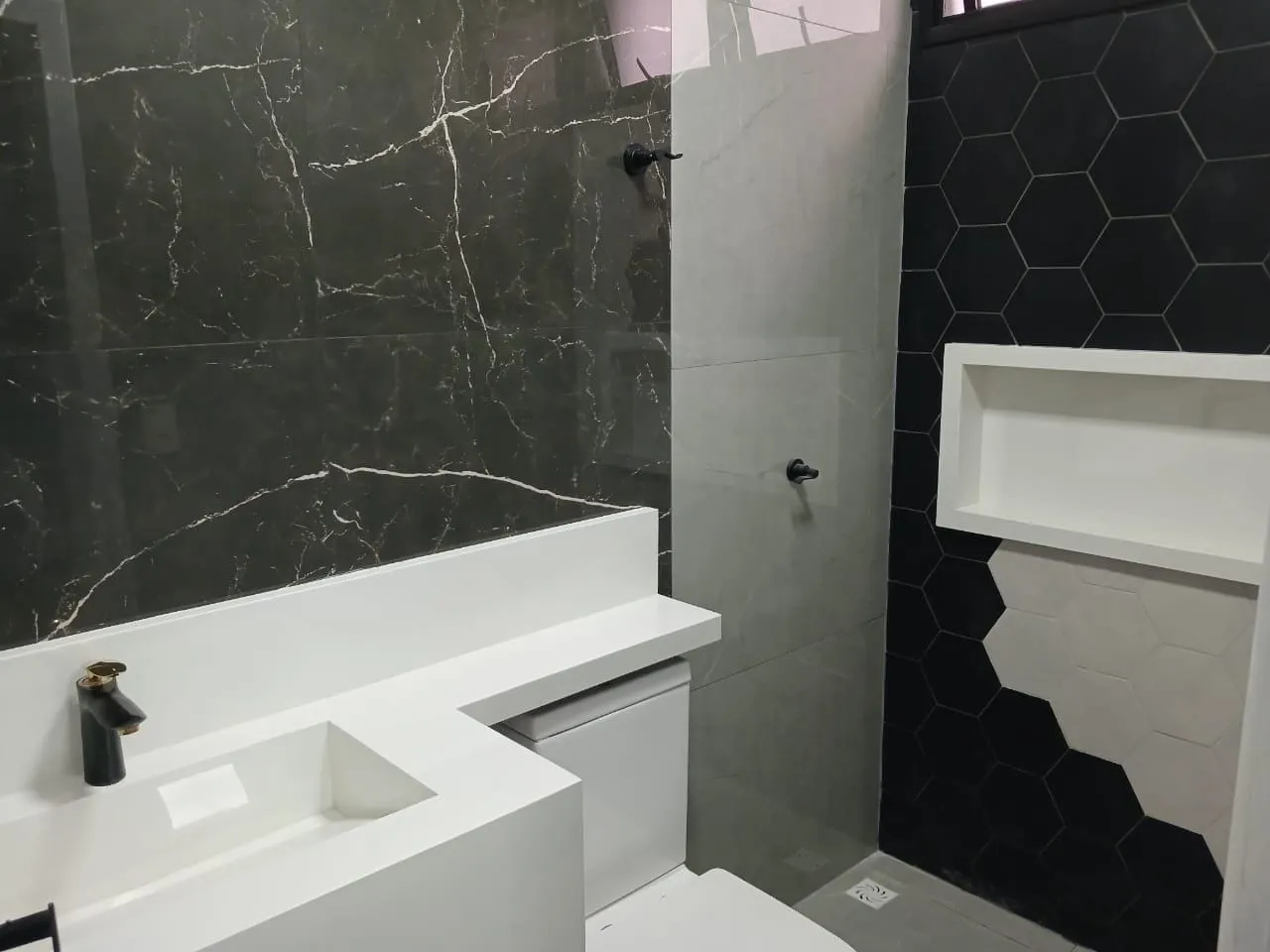 Imagem *Belíssima casa no Condomínio Perolas do Vale 
*3 três quartos Suíte 
*3 banheiro
*S...