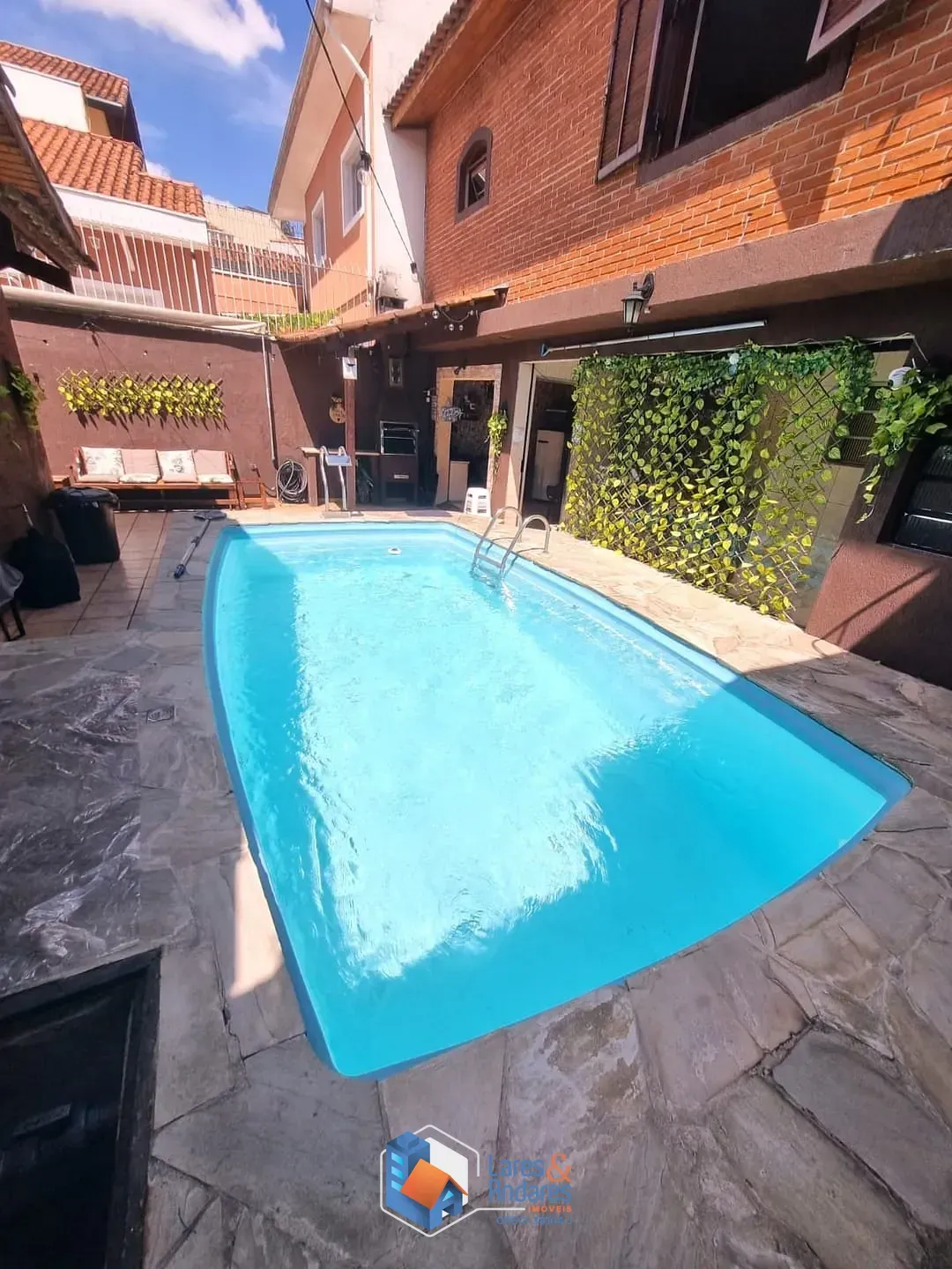 Foto do imóvel CASA À VENDA, COM 240 M², 3 DORMS (1 SUÍTE COM HIDRO), COZINHA COM MÓVEIS PLANEJADOS, ÁREA DE LAZER COM PISCINA E 4 VGS - SANTA TERESINHA - SÃO PAULO em Rua Imaculada