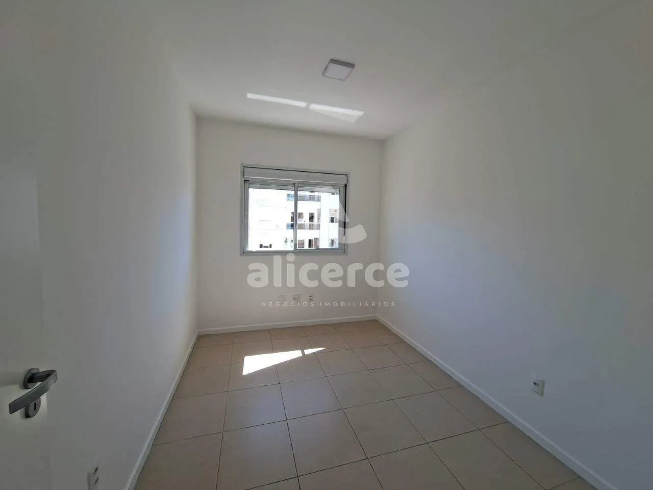 Imagem Apartamento à venda com 02 dormitórios sendo 01 suíte com 74 m² no bairro Kobrasol - São José - SC.