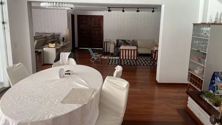 Imagem Casa de luxo à venda em São Paulo-SP, 4 quartos, 2 suítes, 3 salas, 5 banheiros, 6 vagas, 490m² no Alto de Pinheiros.