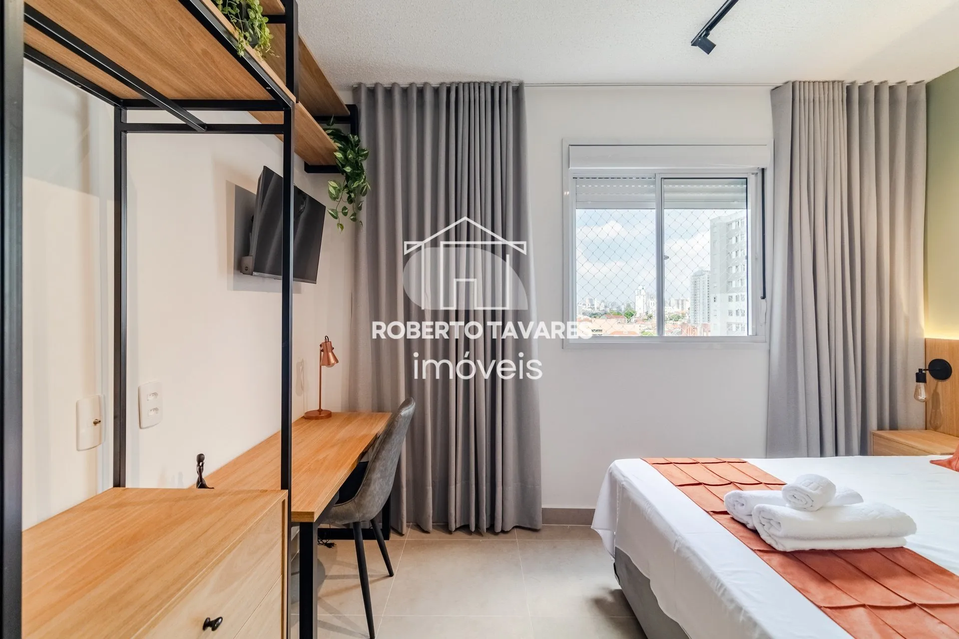 Imagem Apartamento totalmente mobiliado. VENDA DE PORTEIRA FECHADA - O imóvel conta com 2 quartos, sendo 1 suíte, além de uma vaga de garagem.