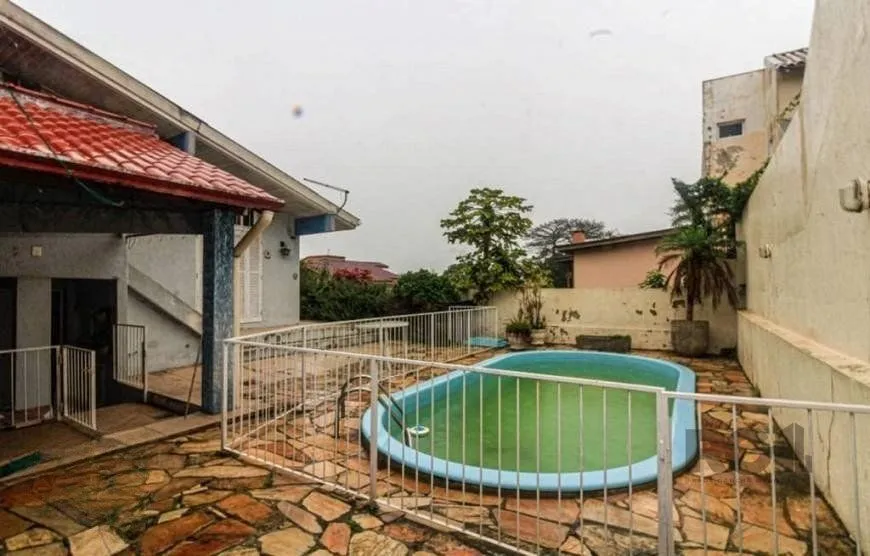 Imagem Excelente casa de 147m² com 3 dormitórios, 4 vagas e 1 piscina.