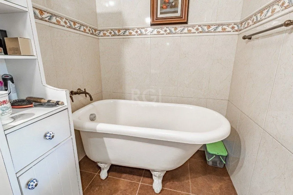 Imagem Casa de 3 dormitórios e 4 vagas de garagem no bairro Jardim Itu