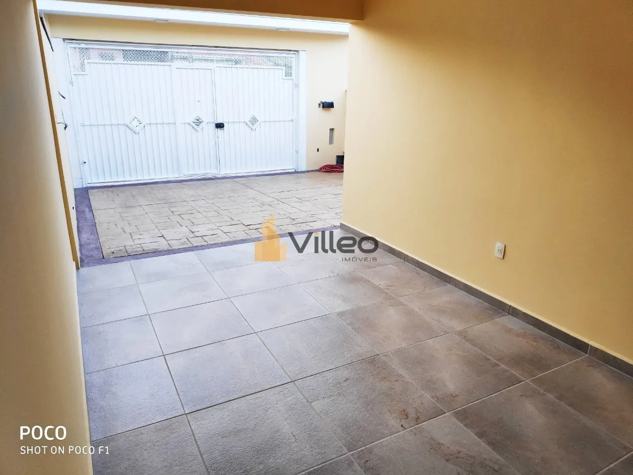 Imagem Duas casas.

Casa do piso superior: Em fino acabamento e inteira reformada.
Sala, dois quartos sendo...