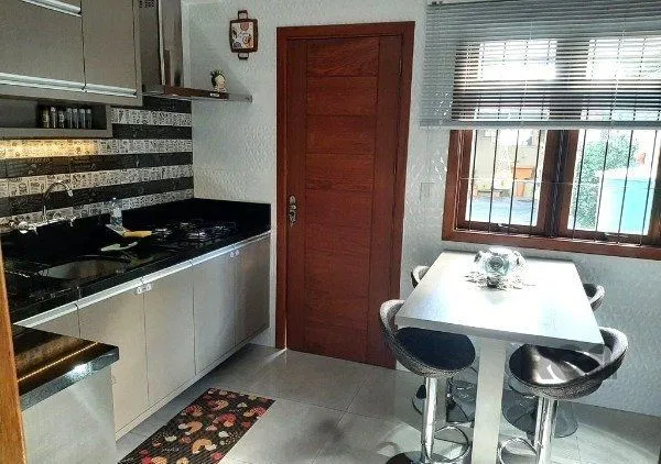 Imagem Sobrado triplex no Partenon de 3 dormitórios e 2 vagas