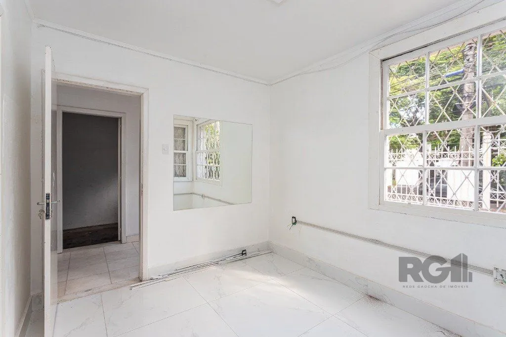 Imagem Casa Espaçosa de 3 Dormitórios à Venda no Bairro Moinhos De Vento!
