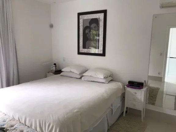 Imagem Requinte e sofisticação você encontra nessa casa , com 3 suítes uma com banheira hidromassagem, piscina, sala de cinema , localização privilegiada