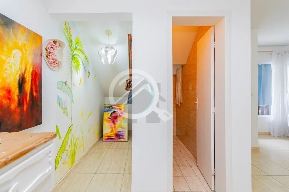 Imagem Encante-se com esta casa excepcionalmente bem localizada no coração do bairro Petrópolis! Com uma...