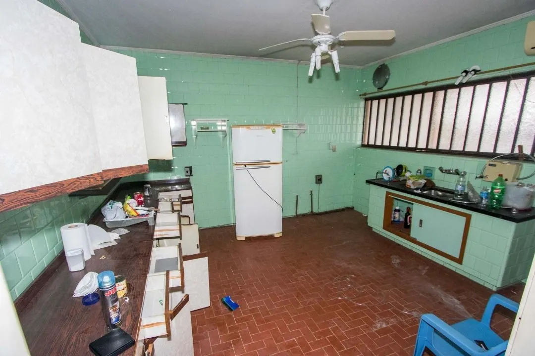 Imagem Casa para Venda - 200m², 3 dormitórios, 8 vagas - Cristal