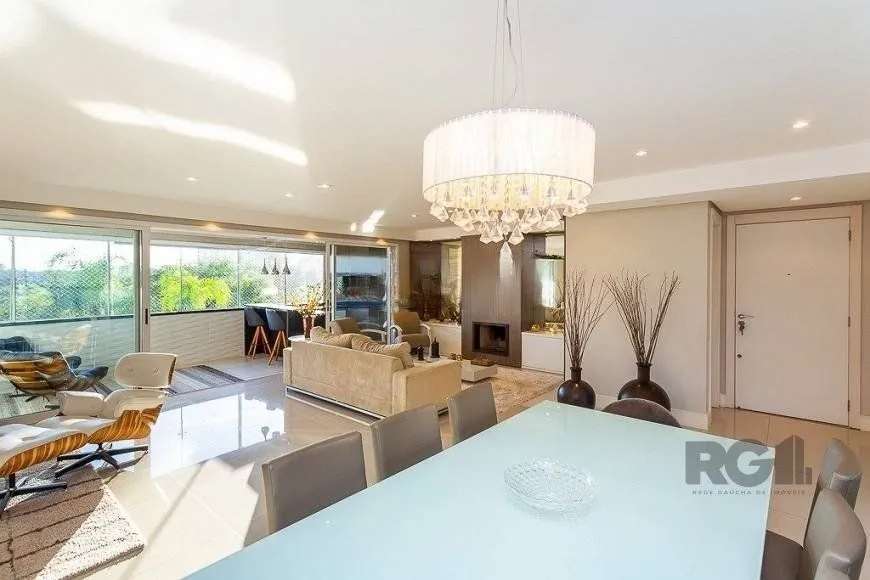 Imagem Excelente apartamento, finamente decorado e mobiliado, excelente iluminação, possuindo 03 dormitórios e 03 suites, sendo 01 master