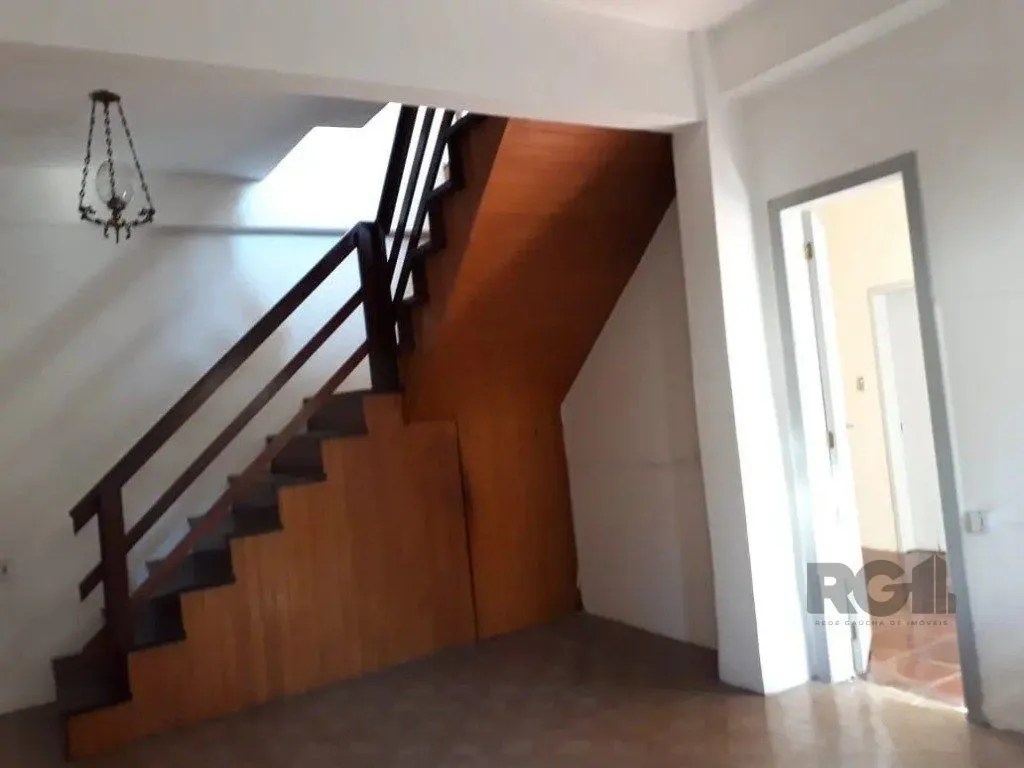 Imagem Casa com 5 dormitórios no bairro Passo das Pedras - Porto Alegre