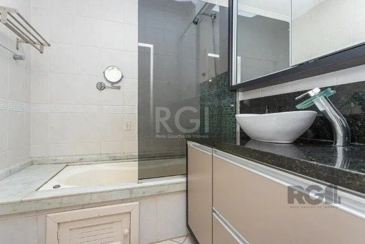 Imagem Casa com 03 dormitórios, 01 suíte, pátio, terraço com churrasqueira e vaga de garagem para 03 carros no bairro Ipanema