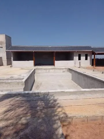 Imagem VENDA DE CASA EM SANTA ISABEL/SP, terreno de 3.120m² e 360m² A/C com 3 suítes, 3 salas, cozinha, quintal com pomar, piscina e 2 vagas. CONSULTE-NOS.