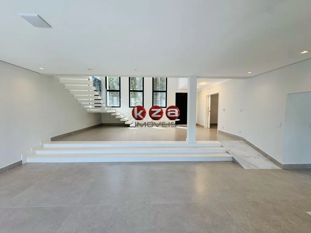 Imagem Casa de Luxo em Condomínio: 5 suítes, 5 salas, 9 banheiros, 4 vagas na cidade de Valinhos-SP, Condomínio Vale do Itamaracá - 760m².